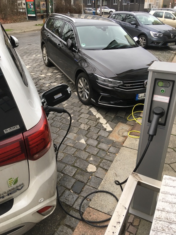 Zwei durstige E Autos