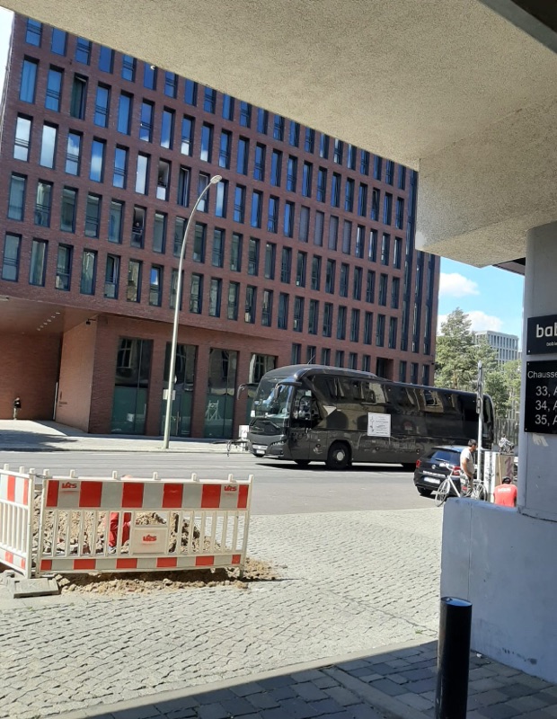 Reisebusse demonstrieren auf der Chausseestrasse 