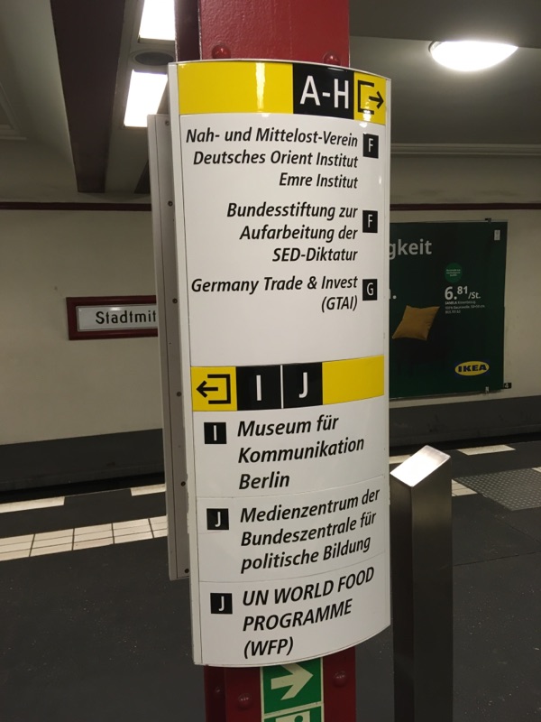 Neue Info Wegweiser in der U-Bahn