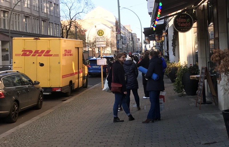 Lange Schlange vor der Postagentur in Berlin-Mitte
