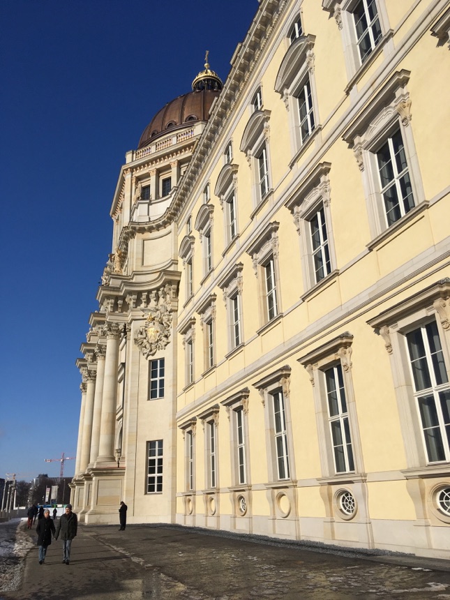Schlossfassade in Berlin rundum frei zugänglich