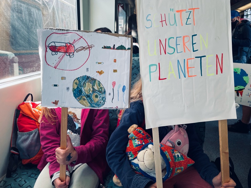 Kinder auf dem Weg zur Klimademo in Berlin