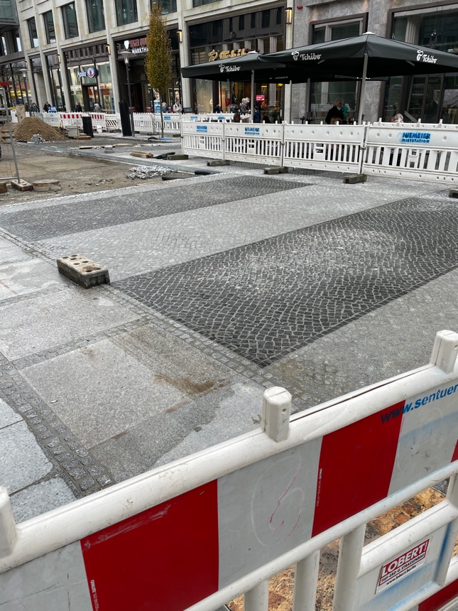 Pflasterarbeiten in der Gorkistraße in Tegel