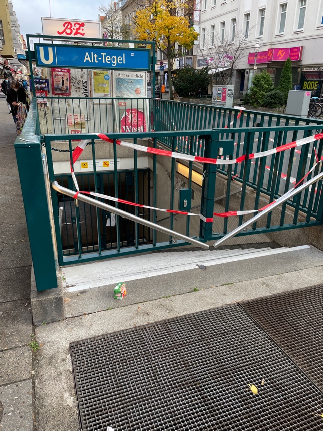 Treppe zum U-Bahn Abgang Alt-Tegel gesperrt