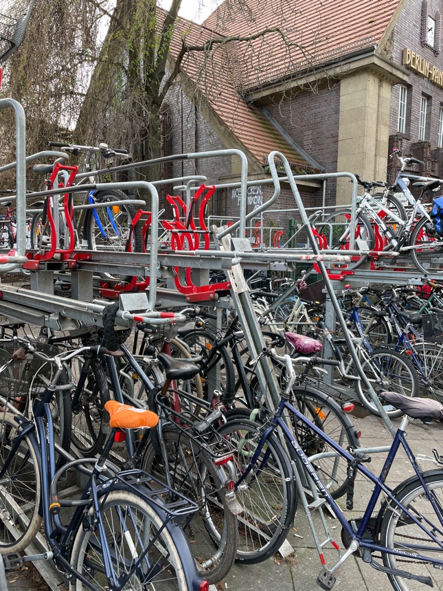 Mehrgeschossige Fahrradständer am Bahnhof Pankow